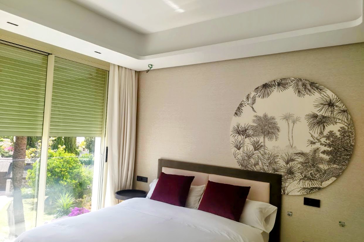 Dormitorio premium con falso techo de pladur y papel pintado tropical decorativo en Marbella