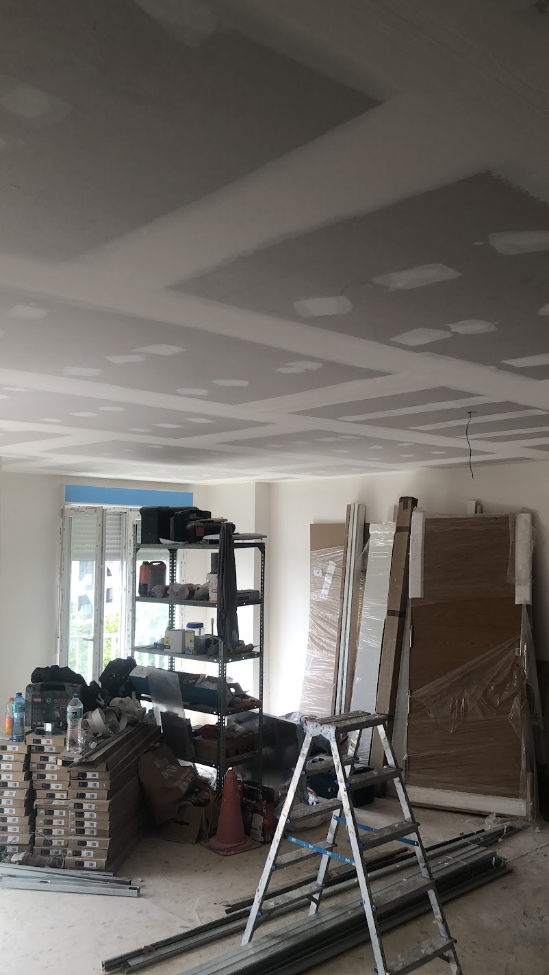 Instalación de falso techo de pladur en obra - Trabajo profesional en Granada con espacios para iluminación LED