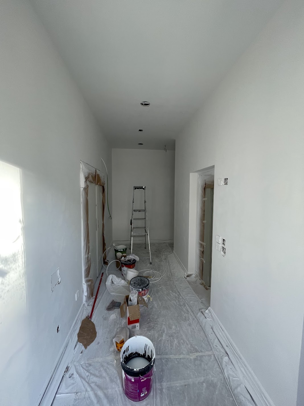 Pintura profesional de pasillo y vivienda - Acabado liso de calidad por PintaPladur en Málaga